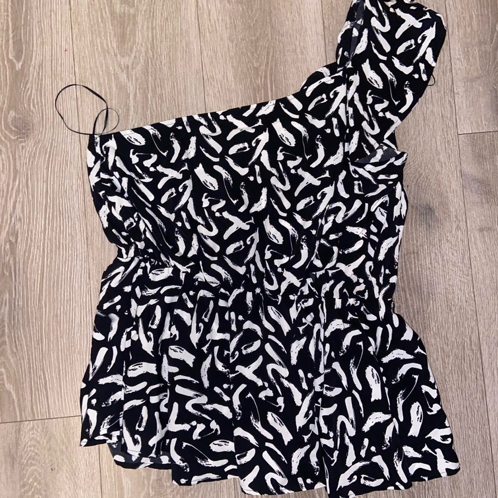 Gilli Black and White One-Shoulder Blouse
